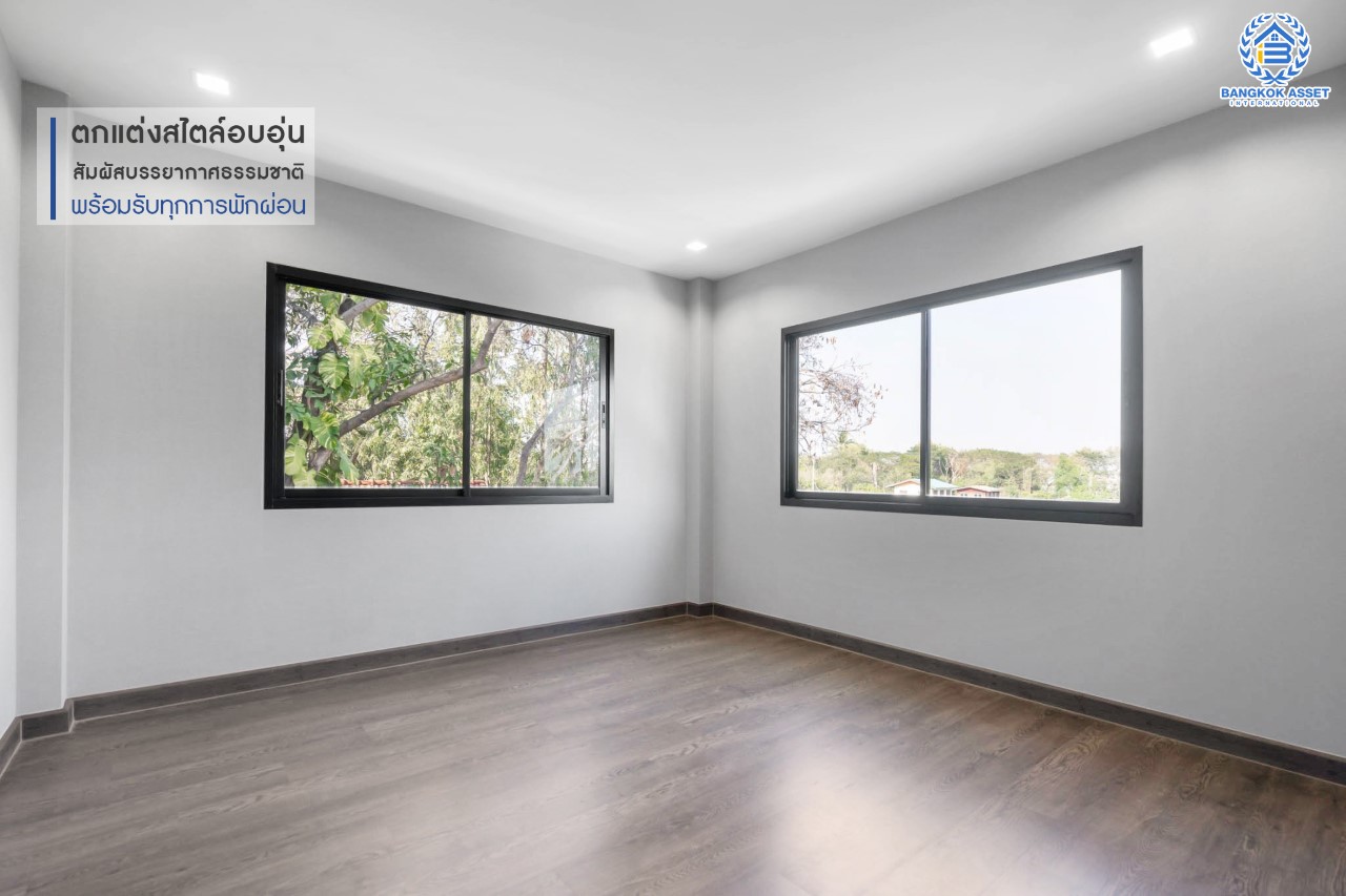 บ้านมือสองตกแต่งใหม่ แบรนด์ LH หลังมุม ดีไซน์สุดหรูหรา เนื้อที่ 121 ตร.ว. ม.ลดาวัลย์ ปิ่นเกล้า-บรมราชชนนี ฟังก์ชันจัดเต็ม 3 ห้องนอน 1 ห้องอเนกประสงค์ชั้นล่าง 3 ห้องน้ำ จอดรถได้ถึง 4 คัน บนพื้นที่ใช้สอยถึง 330 ตร.ม. ทำเลศักยภาพเชื่อมต่อหลายเส้นทาง ใกล้ ม.มหิดล และเซ็นทรัลศาลายา